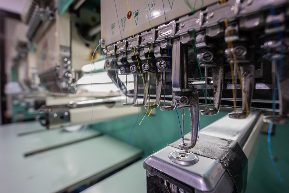 Sewing line machine using garment production scheduling software for managing order status