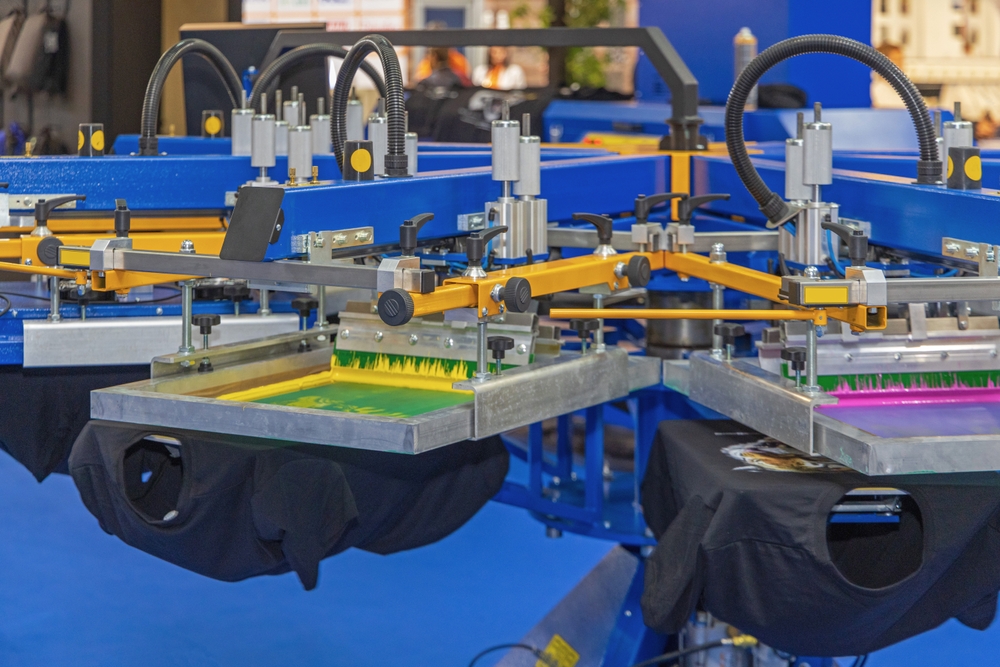 Screen printing machines that use apparel decoration software for managing production